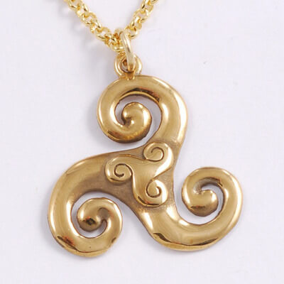 Two triscele Bronzen hanger