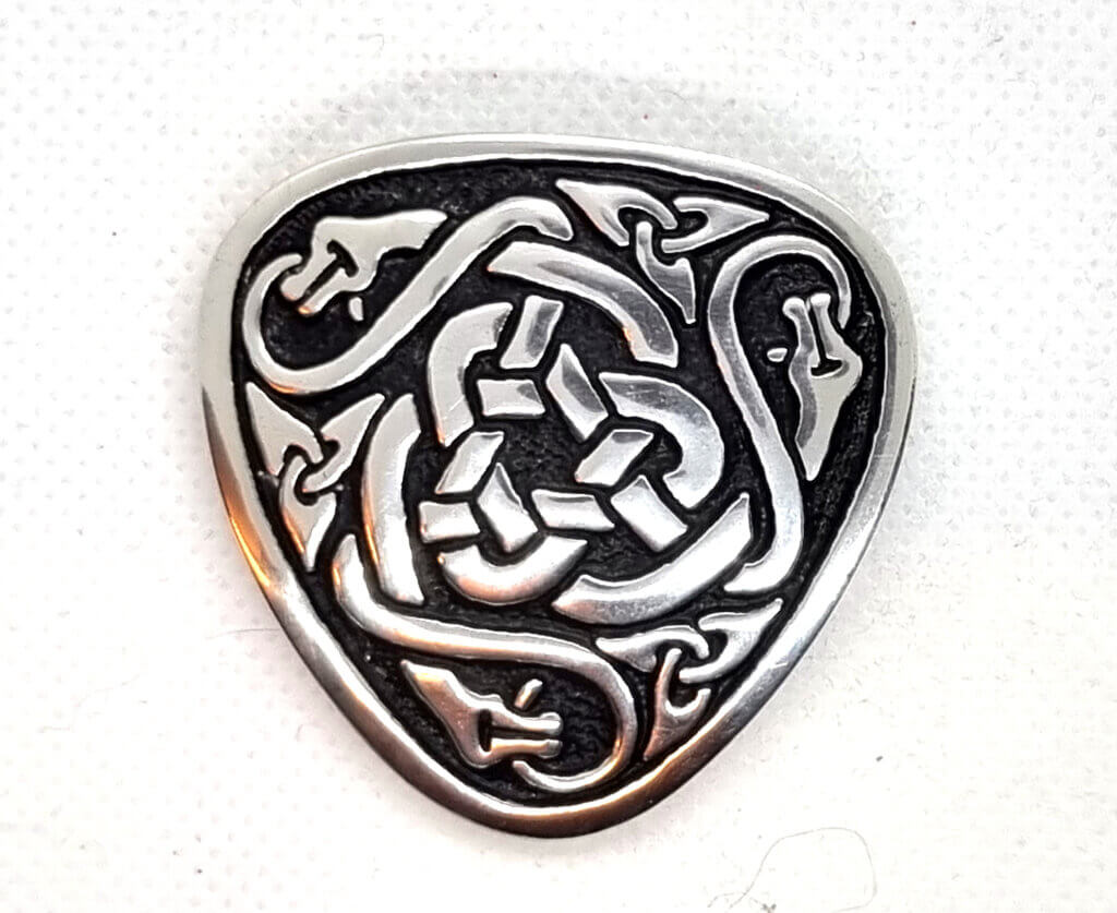 Driehoek Keltische wolfskop broche