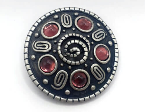Rond schild broche met paarse stenen